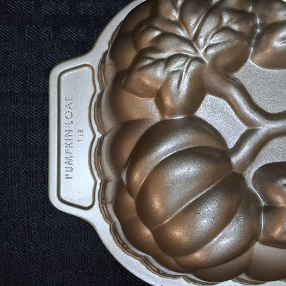 Nordic Ware Pumpkin Loaf Pan 9” x 5” x 2” Bronze EUC